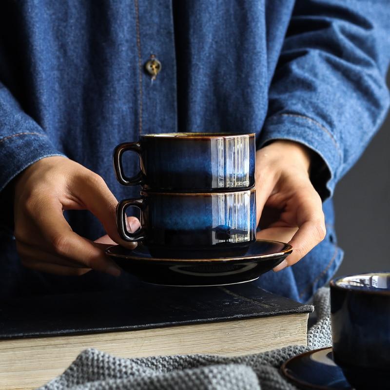 Lebendige blaue Teetasse mit speziellem Katzenaugen-Effekt, macht jede Kaffeepause einzigartig.