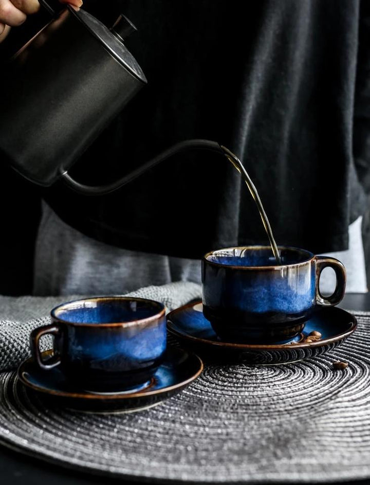 Einzigartige blaue Keramiktasse mit schillerndem Katzenaugen-Muster. Tolle Geschenkidee für Teeliebhaber.