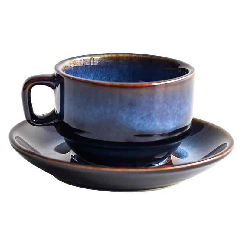 Robuste blaue Keramiktasse mit faszinierendem Katzenaugen-Effekt. Modernes und stilvolles Geschirr-Design.