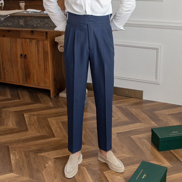 Klassische Herrenhose mit eleganter Schnalle, perfekt für Business & Freizeit.