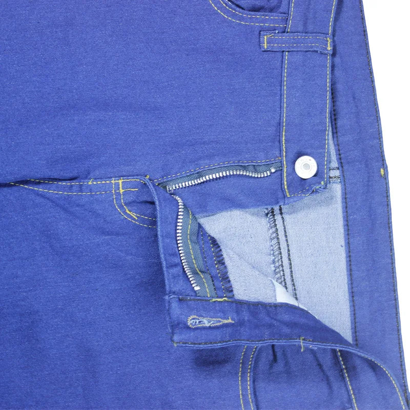 Angesagte Damen Röhrenjeans Übergröße, High Waist und Stretchmaterial für eine moderne Damenmode.