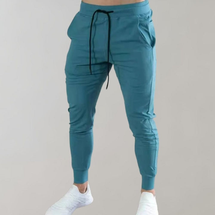 Enganliegende Herren Jogger 'Niko' Slim Fit, kombiniert Komfort und modernen Stil.