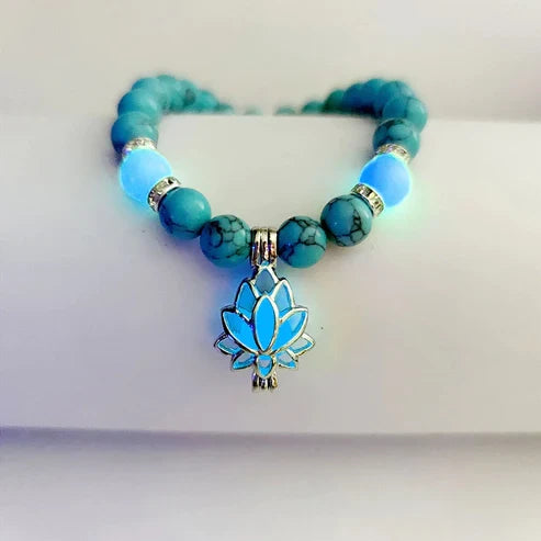 Nachtleuchtendes Unisex Lotus Armband mit Perlen, ideal für Meditation & Yoga Sessions.