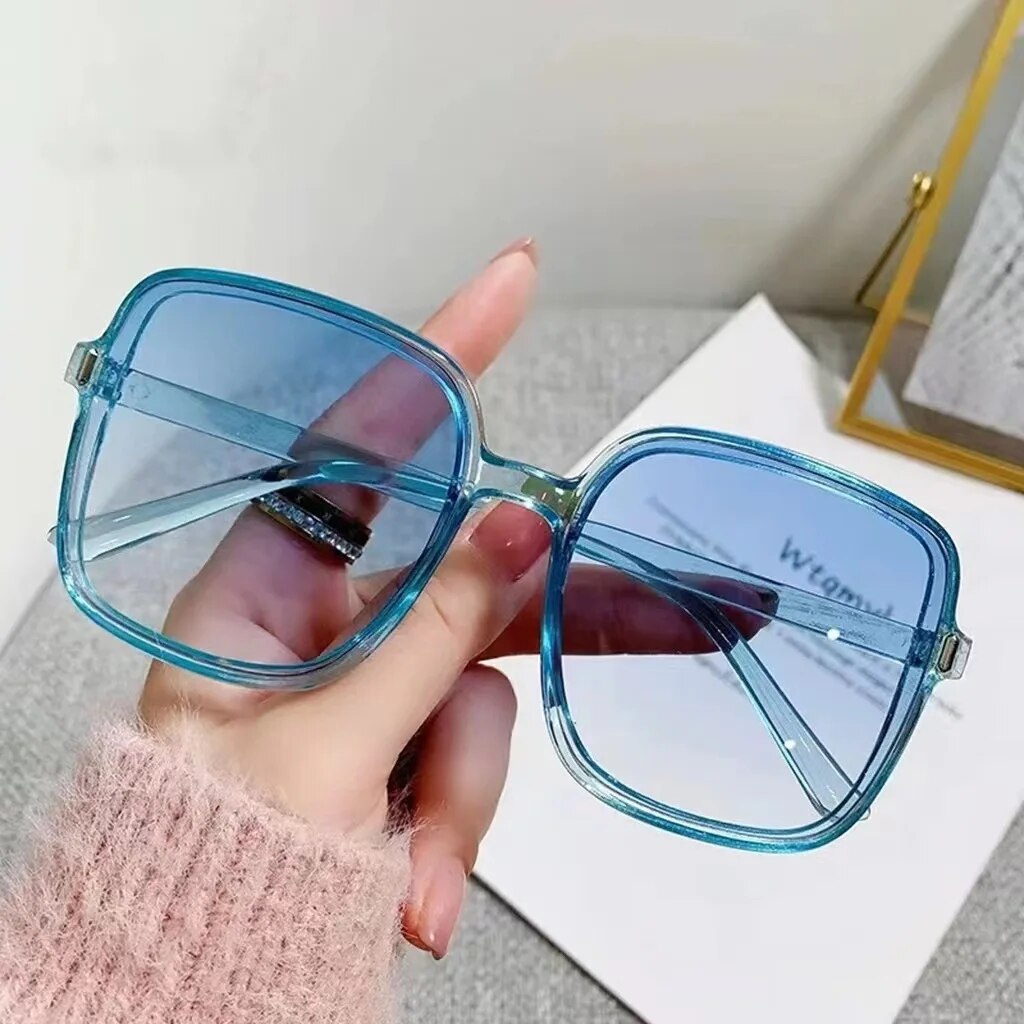 Sommerliche Damen Sonnenbrille quadratisch, bietet UV400 Schutz und ist ein elegantes Outdoor Accessoire.