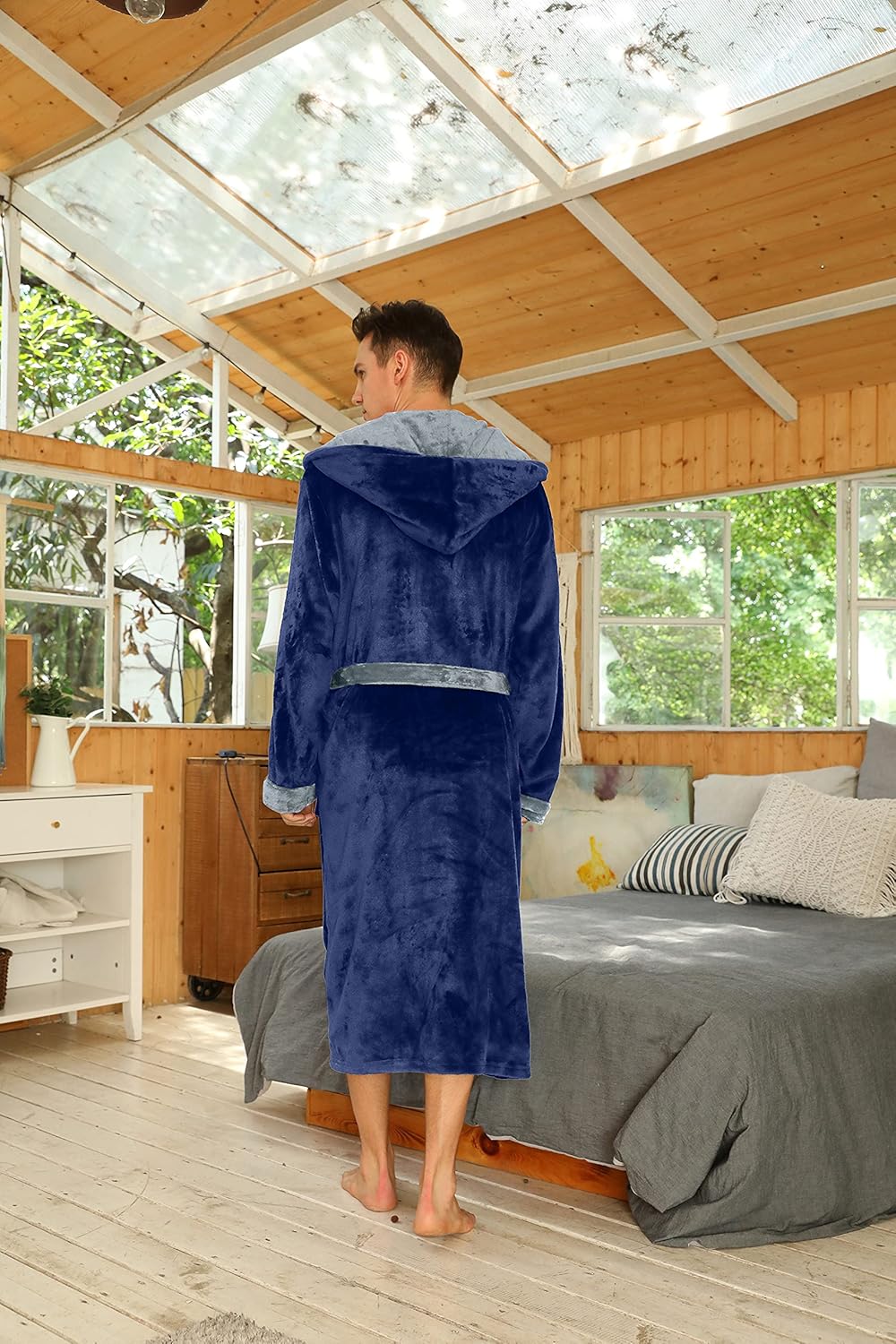 Weicher Herren Bademantel, ideal nach dem Schwimmen oder Saunagang.