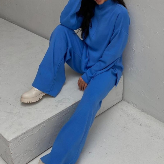 Frau trägt bequemen, eleganten Damen Hausanzug. Stilvolle Loungewear in voller Ansicht.
