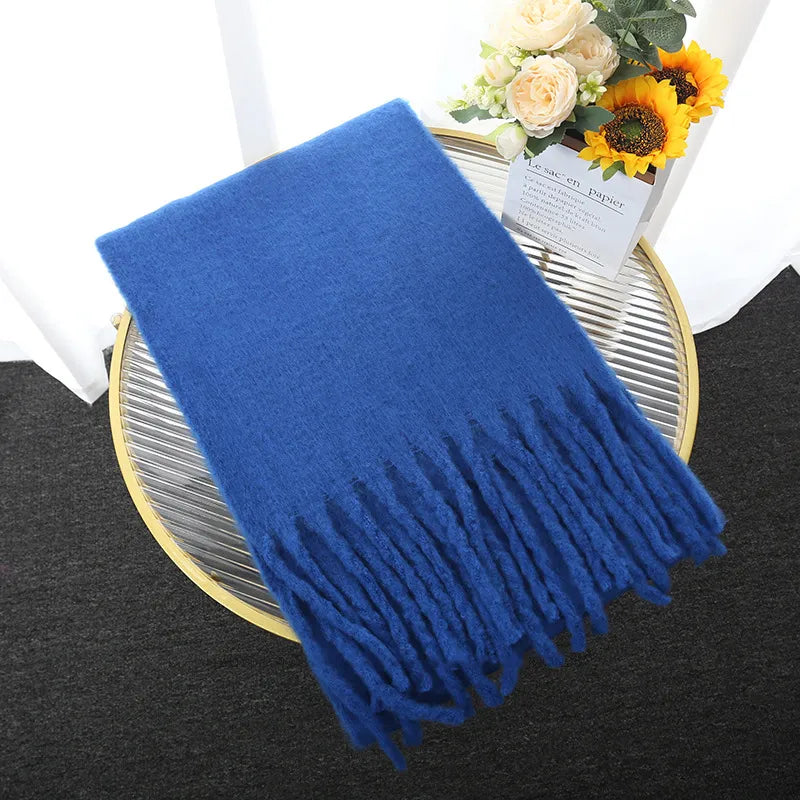 Eleganter einfarbiger Winterschal für Damen, weich & wärmend. Stilvolles Herbst/Winter Modeaccessoire.