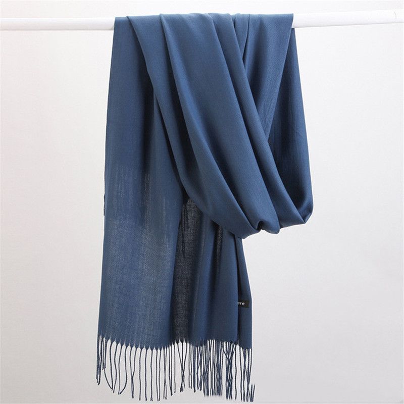 Eleganter Damen-Schal für den Winter, unifarben & gemütlich. Dein vielseitiges Mode-Highlight.