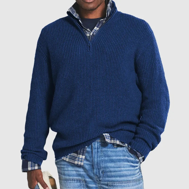 Mann trägt eleganten Quarter-Zip Pullover, kombiniert mit Hemd für einen modernen Business-Casual-Look.
