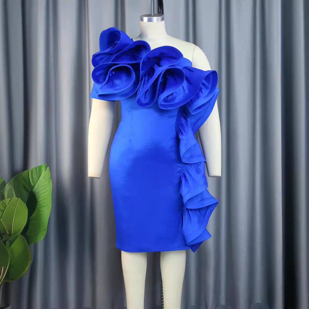 Schulterfreies blaues Cocktailkleid für Damen, mit eleganten Rüschen und figurbetontem Design, Partykleid.
