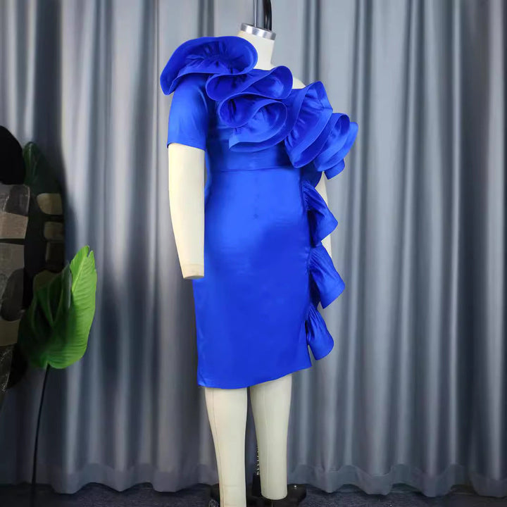 Festliches Rüschenkleid für Damen in tiefem Blau, elegant für besondere Anlässe, mit dramatischer Schleppe.