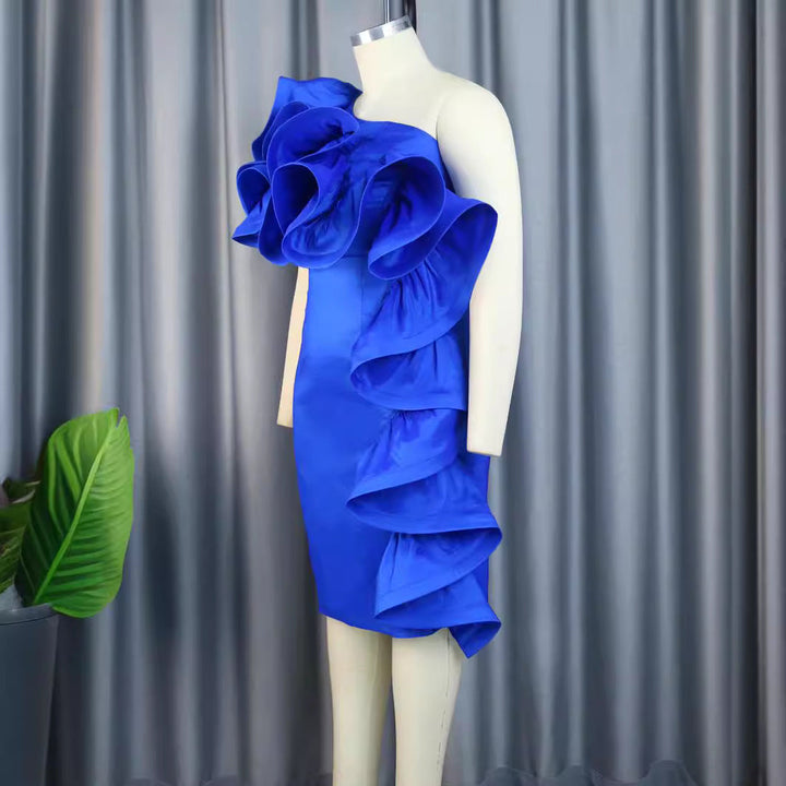 Exquisites blaues Partykleid für Damen, mit dramatischen Rüschen, enganliegendem Schnitt und eleganter Schleppe.