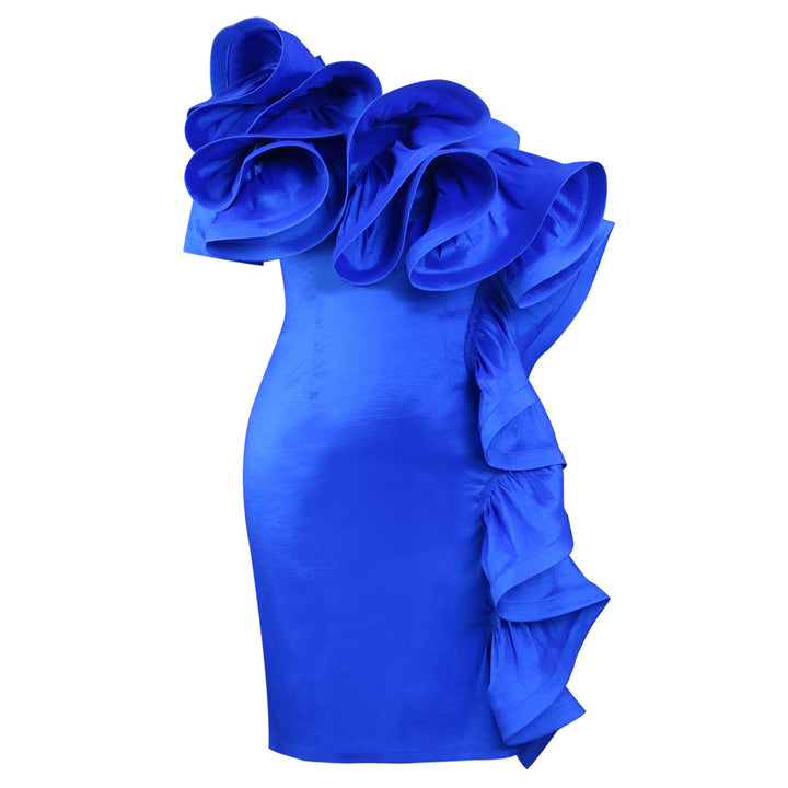 Elegantes blaues Damenkleid, schulterfrei, mit auffälligen Rüschen und einer langen, fließenden Schleppe, Abendmode.