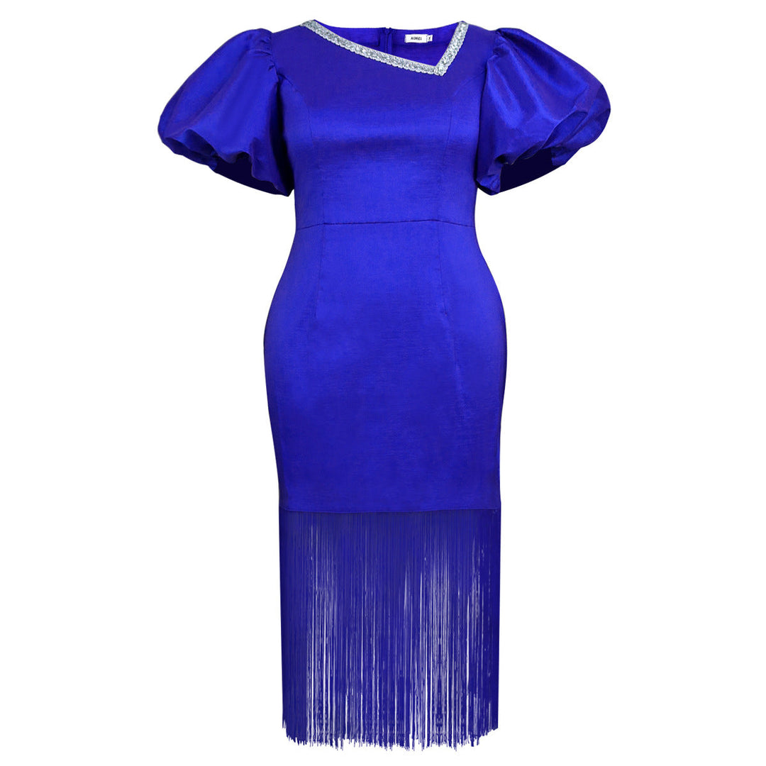 Glamouröses Damenkleid in Blau mit voluminösen Puffärmeln. Festliches Partykleid mit Fransen.