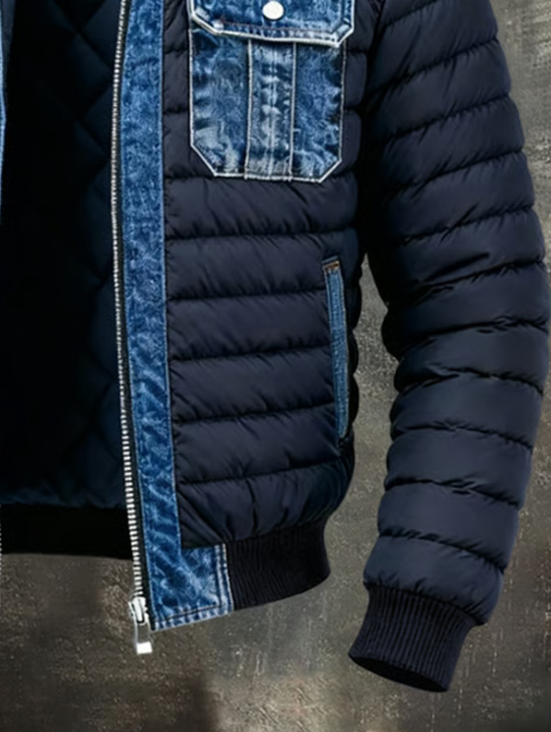 Komfortable Herren Übergangsjacke, gestepptes Hybrid-Denim-Jackett, stilvolle Freizeitmode in Blau.