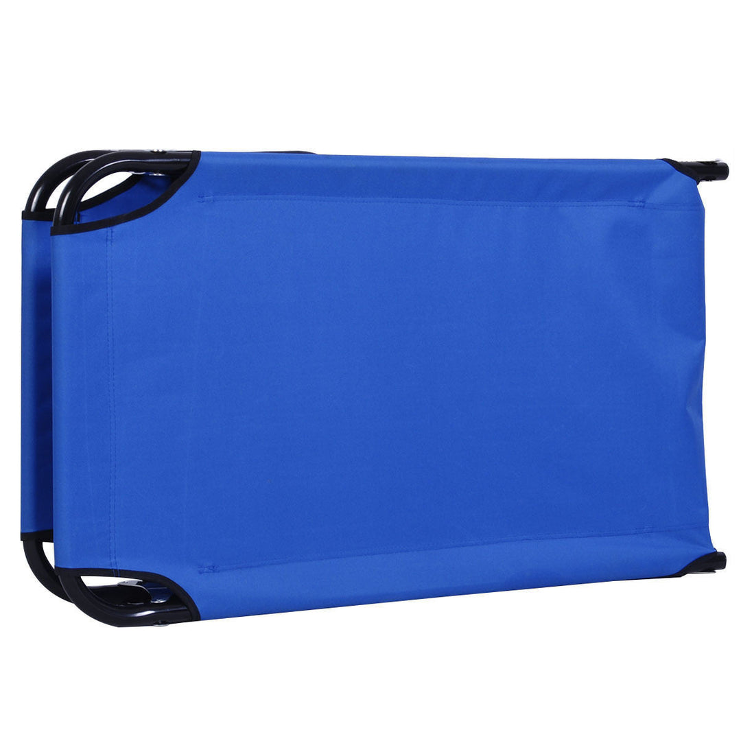 Blaues Klappbett für Outdoor, schnell aufzubauen, perfekt für Camping und Freizeitaktivitäten.