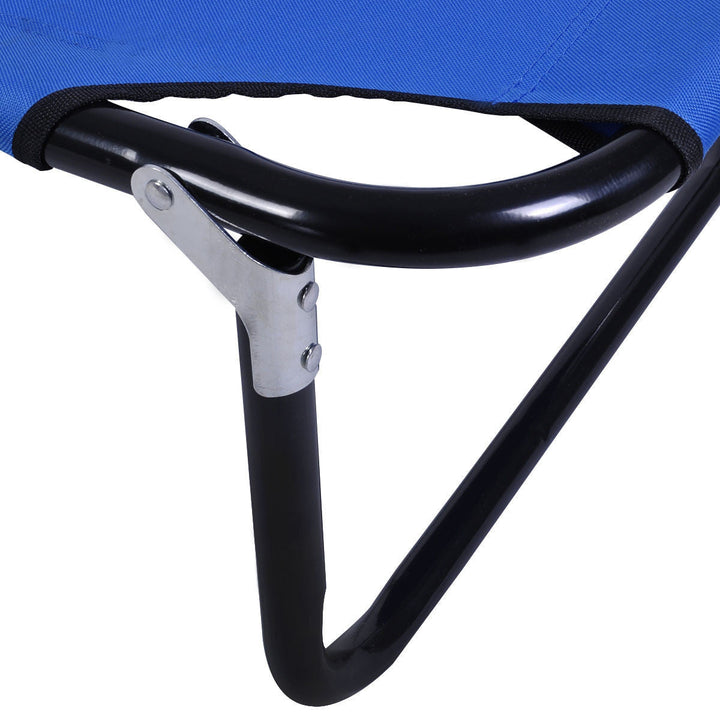 Strapazierfähiges blaues Campingbett, tragbar und stabil, für alle Outdoor-Einsätze geeignet.