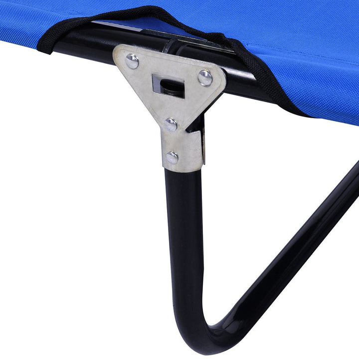 Kompaktes, blaues Outdoor-Faltbett, perfekt für Campingausflüge, Garten & gemütliche Freizeit.