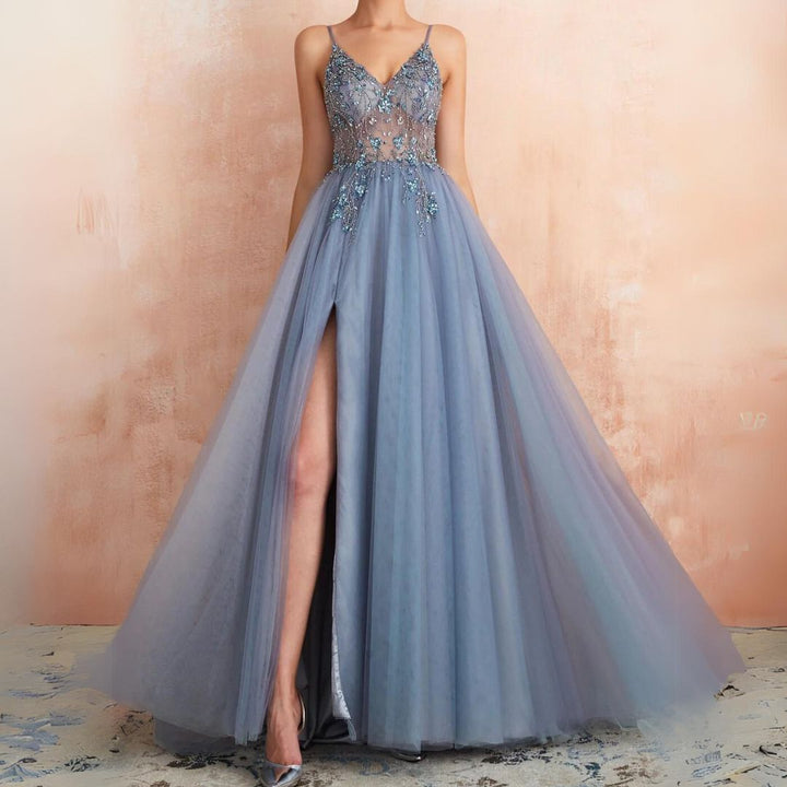Elegantes Damen Abendkleid mit tiefem V-Ausschnitt und hohem Beinschlitz, perfekt für festliche Anlässe.