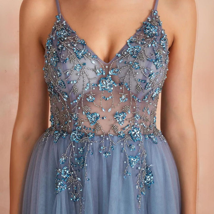 Elegantes Damenkleid mit V-Ausschnitt und Schlitz, ideal für Abend, Gala oder Hochzeiten, betont die Silhouette.