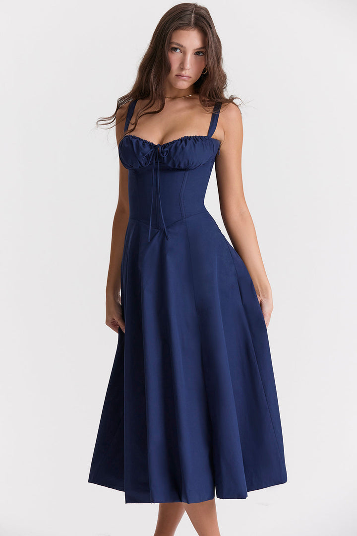Elegantes, tailliertes Damenkleid mit modernem Blumenmuster, ideal für besondere Anlässe im Frühling.