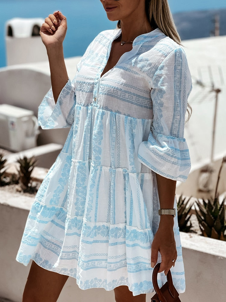 Boho-Chic Damenkleid, perfekt für den Sommer, mit Rüschen und farbenfrohem Muster.