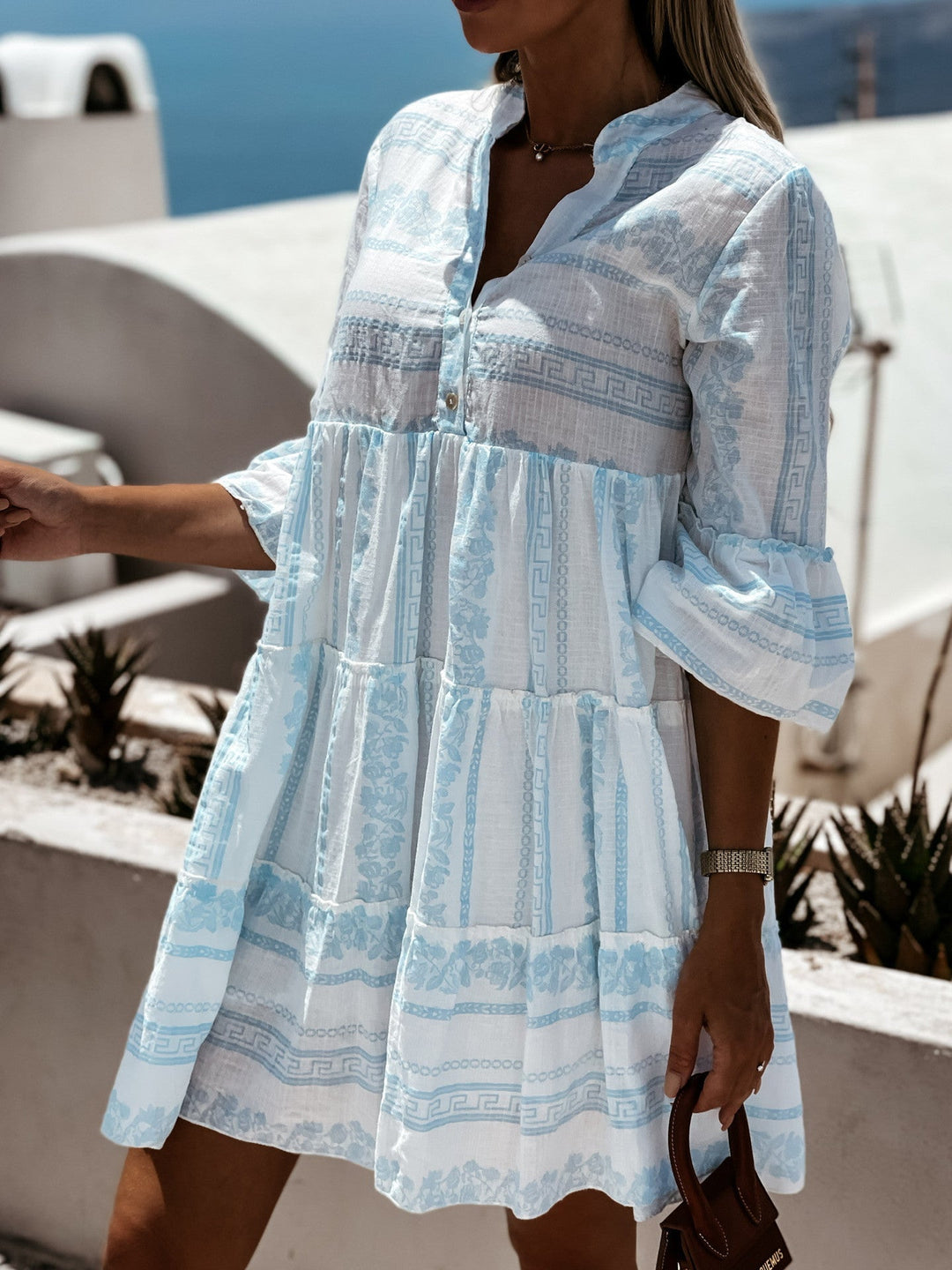 Damen Rüschenkleid, luftig und mit fröhlichem Muster, die perfekte Sommermode.