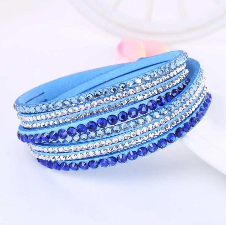 Detailreiches Unisex Strass-Wickelarmband. Mehrschichtig und funkelnd, ein eleganter Blickfang für besondere Anlässe.