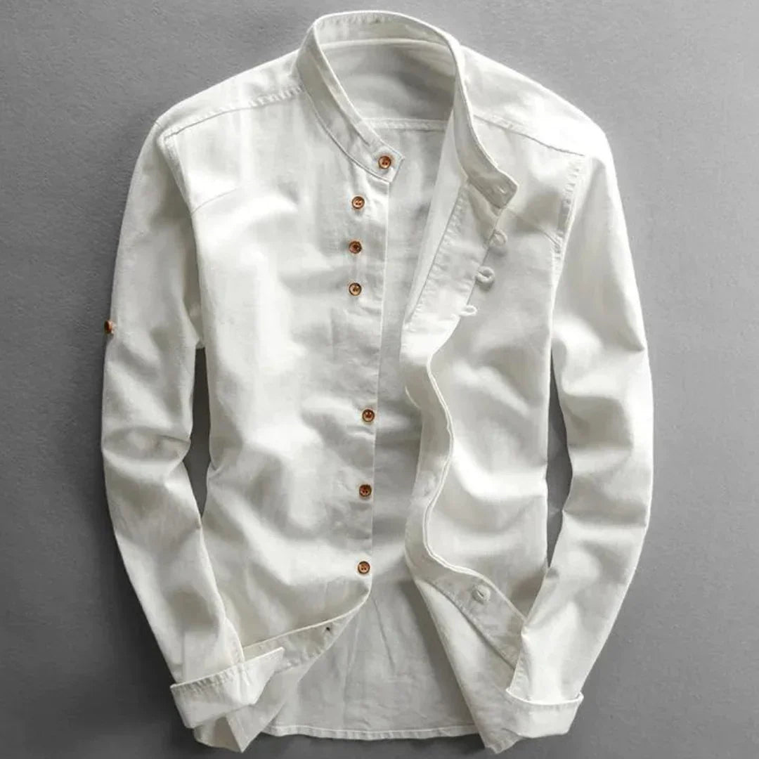 Mann trägt minimalistisches Herrenhemd im Japan-Stil. Atmungsaktiv, leicht und bequem für warme Tage.