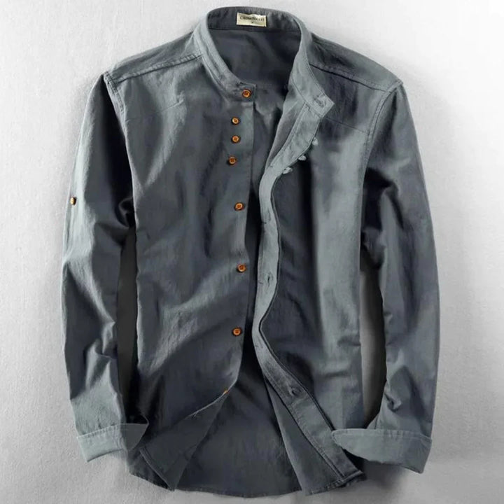 Nahaufnahme des atmungsaktiven, leichten Stoffes vom Herrenhemd im japanischen Stil. Uni-farben.