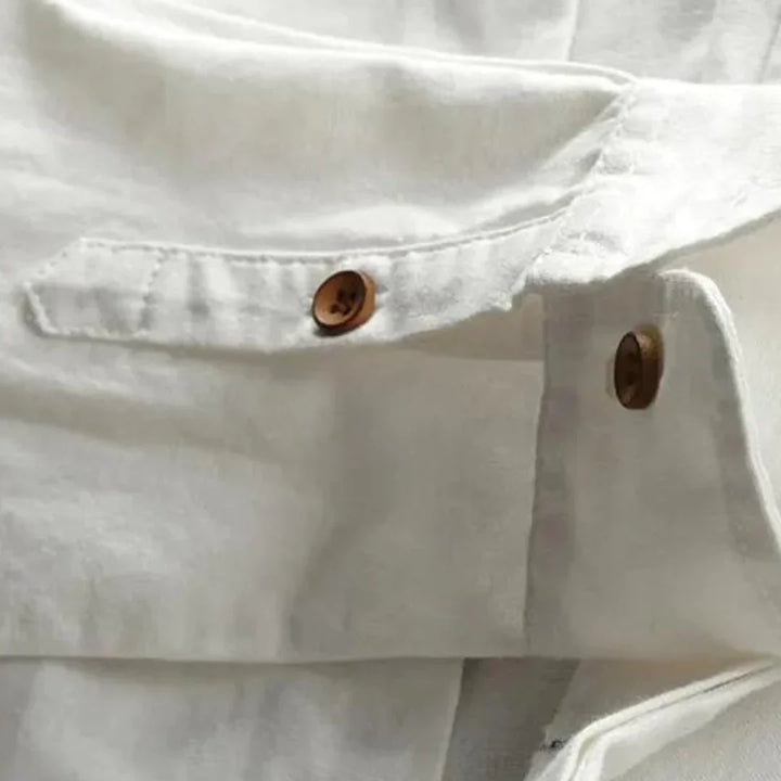 Rückansicht des leichten, atmungsaktiven Herren Hemdes im japanischen Stil. Minimalistisches Design.
