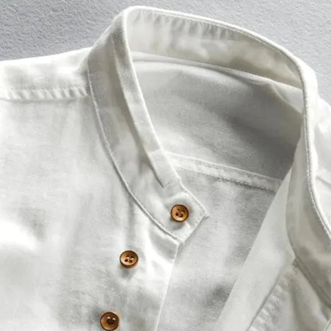 Vielseitiges Herrenhemd im minimalistischen Japan-Stil. Atmungsaktiv, leicht und schick für viele Anlässe.