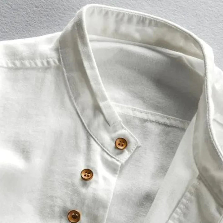 Vielseitiges Herrenhemd im minimalistischen Japan-Stil. Atmungsaktiv, leicht und schick für viele Anlässe.