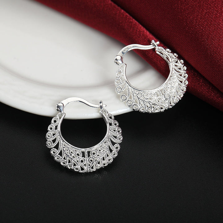 Kleine Damen-Creolen aus 925er Sterlingsilber mit zarten Blumen-Details. Eleganter, hypoallergener Ohrschmuck.