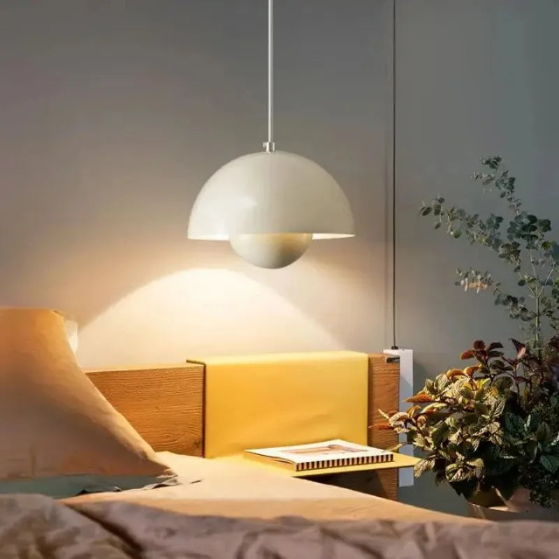 Farbenfrohe Blumen-Pendelleuchte, skandinavisches Design, Metall & Glas für eine moderne Deckenlampe.