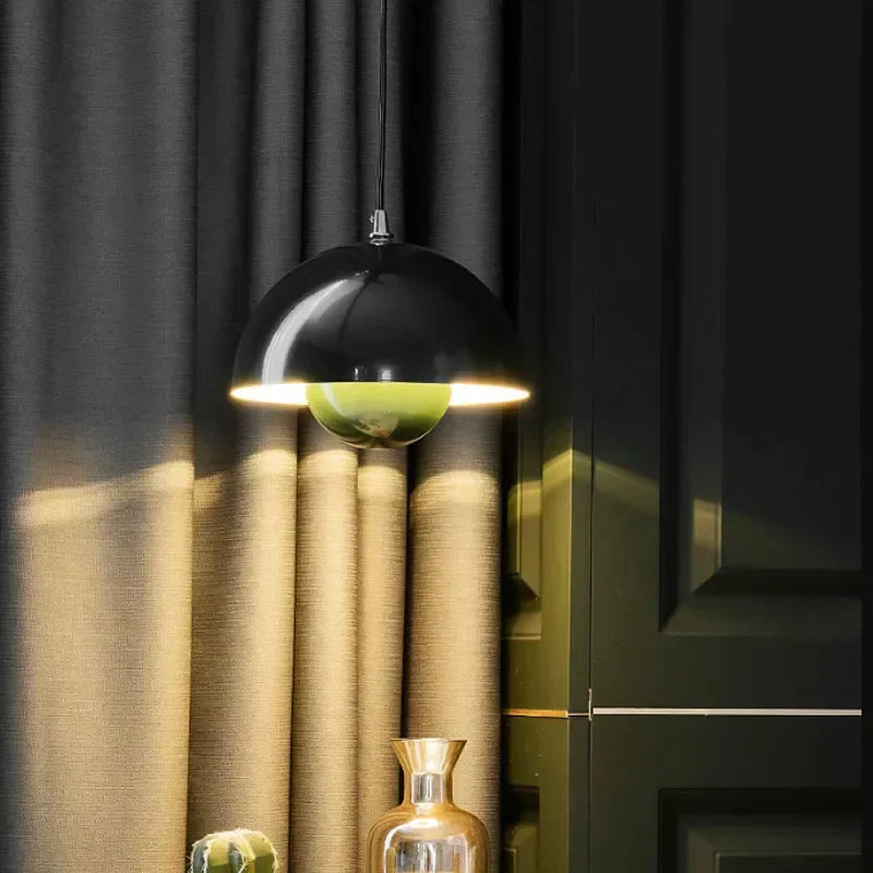 Elegante Blumen-Pendelleuchte aus Metall und Glas, skandinavisch minimalistische Deckenlampe.