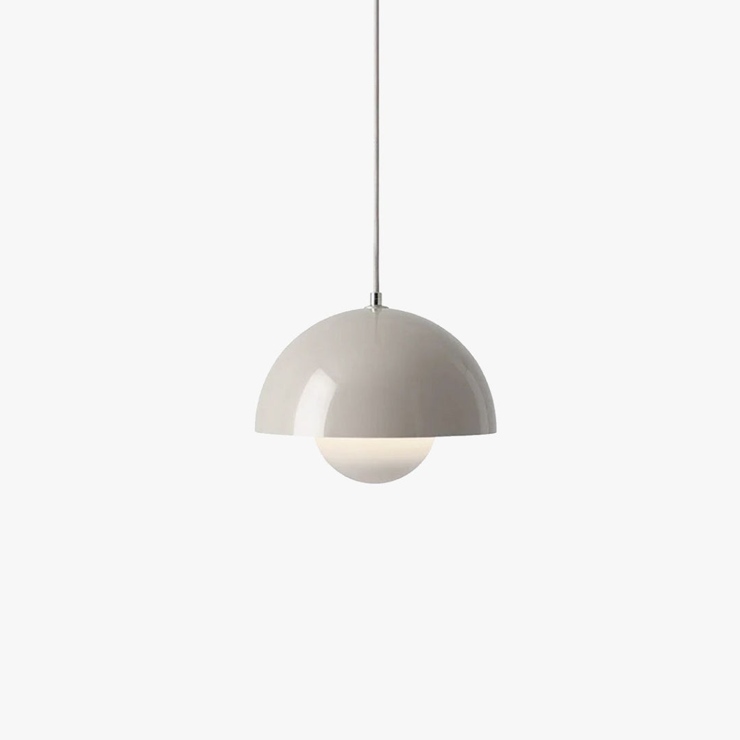Elegante Blumenleuchte als Pendelleuchte, nordisches Design, Metall- und Glaselemente für die Decke.