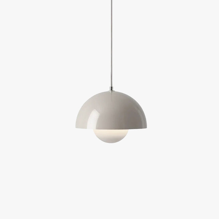 Elegante Blumenleuchte als Pendelleuchte, nordisches Design, Metall- und Glaselemente für die Decke.