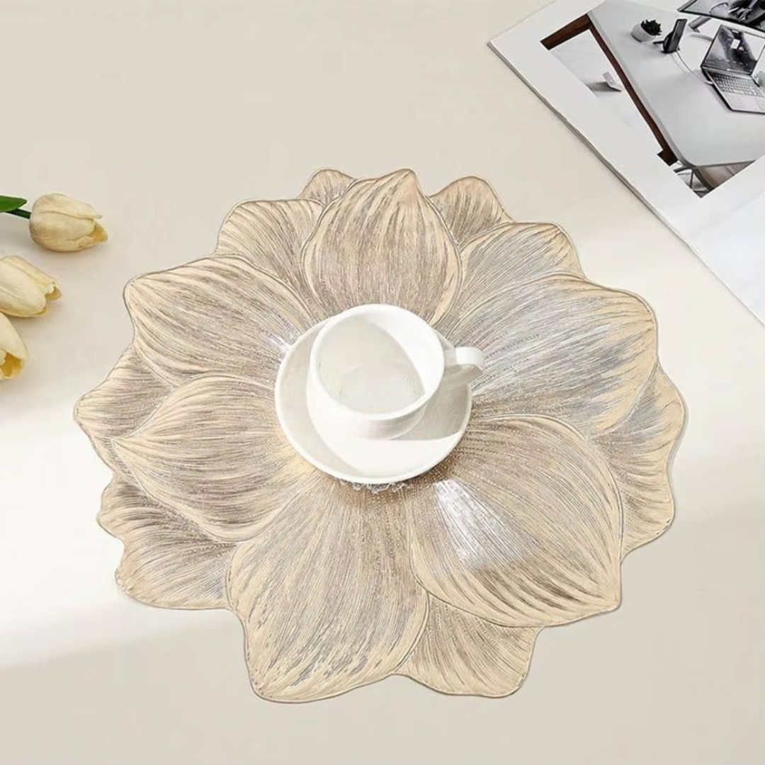 Elegantes PVC Platzset mit Blumenmuster, ideal als hitzebeständige und pflegeleichte Tischdekoration.