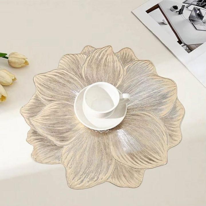 Elegantes PVC Platzset mit Blumenmuster, ideal als hitzebeständige und pflegeleichte Tischdekoration.