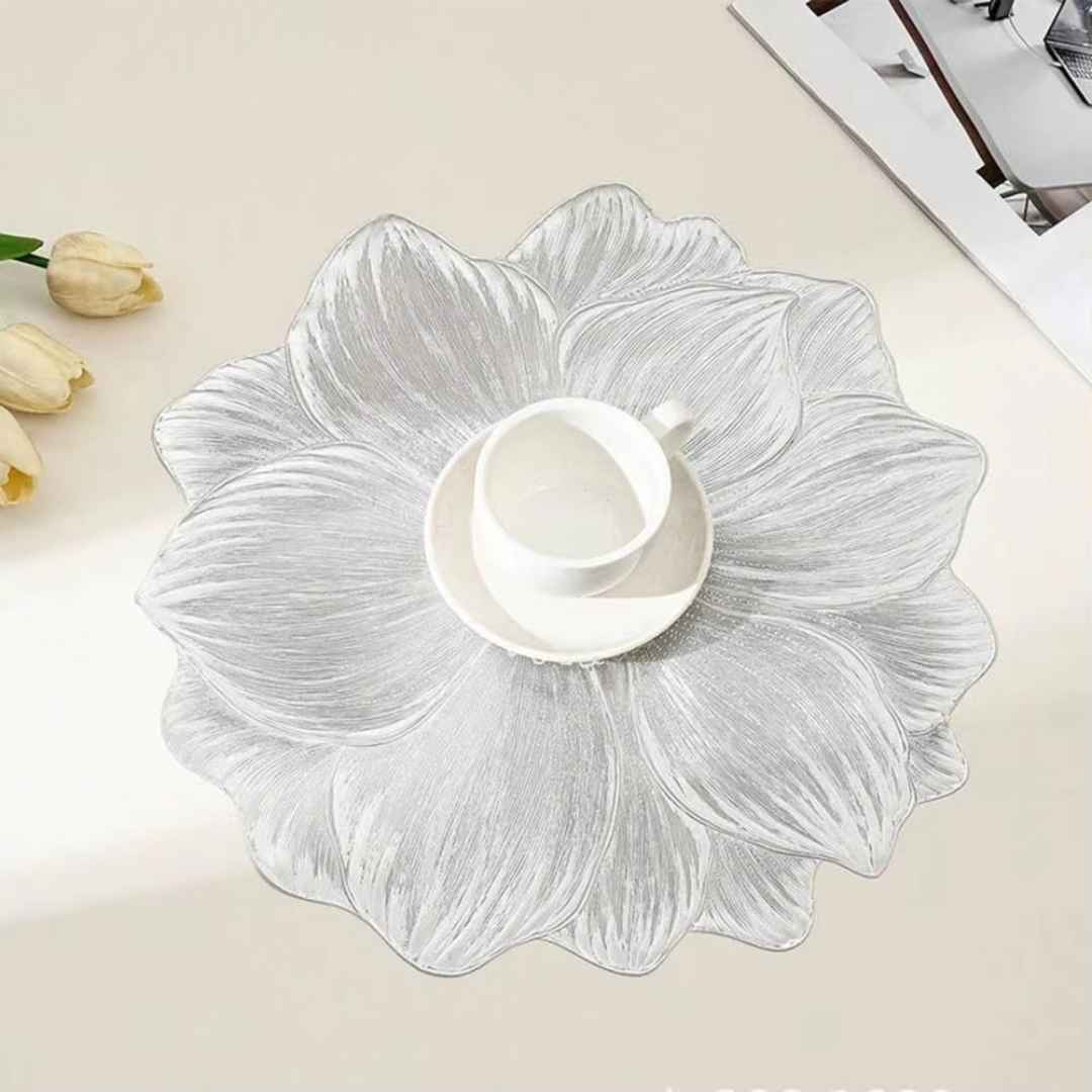 Modernes Platzset mit floralem Motiv, wasserabweisend und robust für den täglichen Gebrauch.