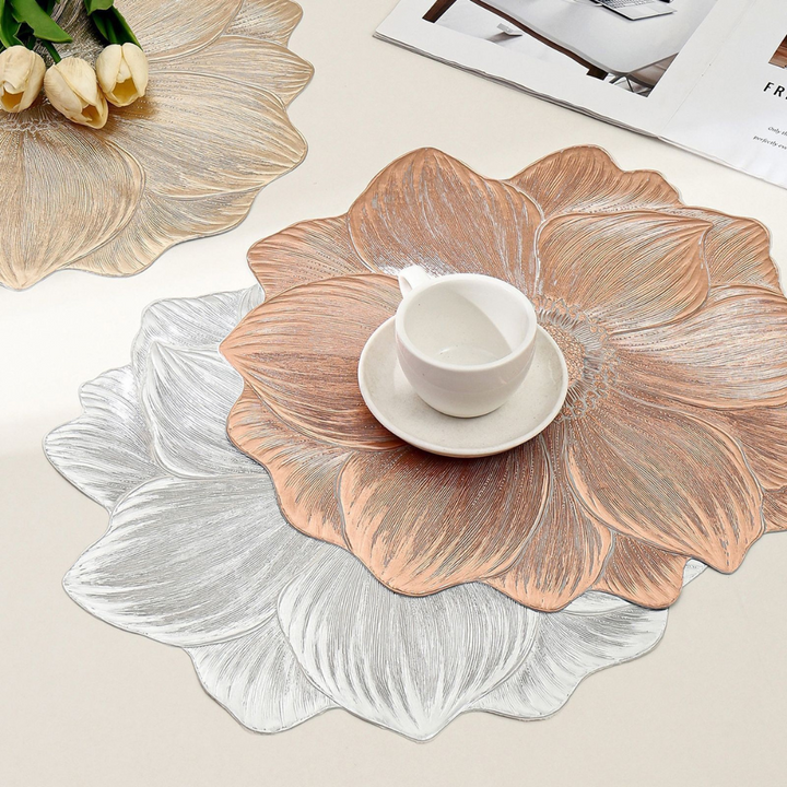 Robustes Tischset mit Blumenmotiv, ideal als wasserfestes und ölbeständiges Platzset.