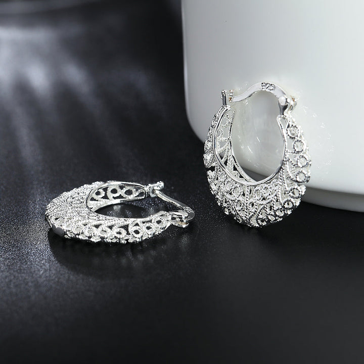 Elegante 925er Sterlingsilber-Creolen für Damen, verziert mit filigranen Blumen. Perfekte Geschenkidee.