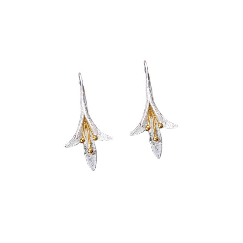 Funkelnde lange Blumenohrringe aus 925er Sterlingsilber mit feinen Details, hochwertiger Damenschmuck.