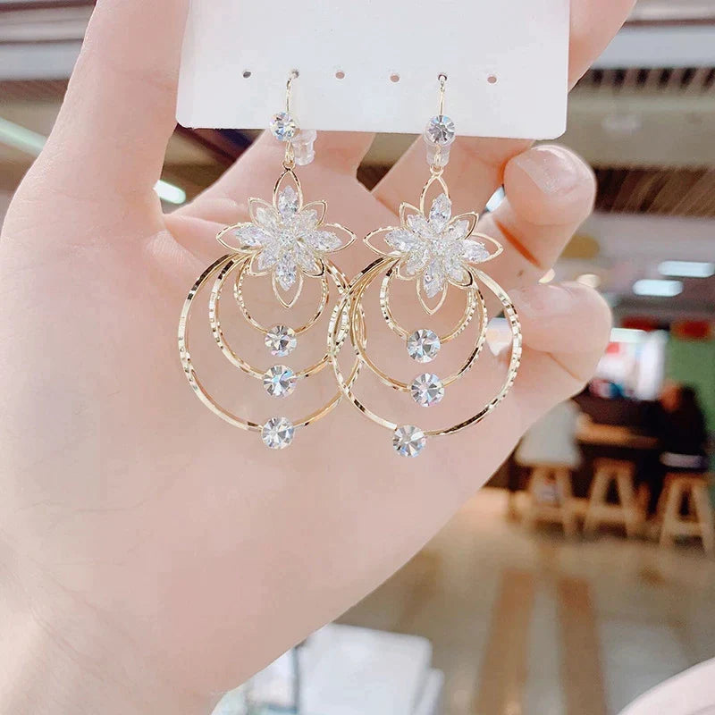 Funkelnde goldene Creolen mit Strass, eleganter Damenohrring.