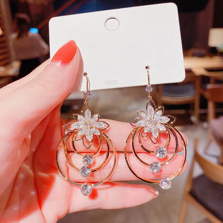 Goldene Creolen als Geschenkidee für Damen, eleganter Schmuck.