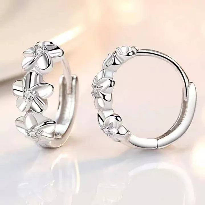 Wunderschöne Silberohrringe mit Blumenmotiven, eine perfekte Geschenkidee für Frauen, die Blumenschmuck lieben.