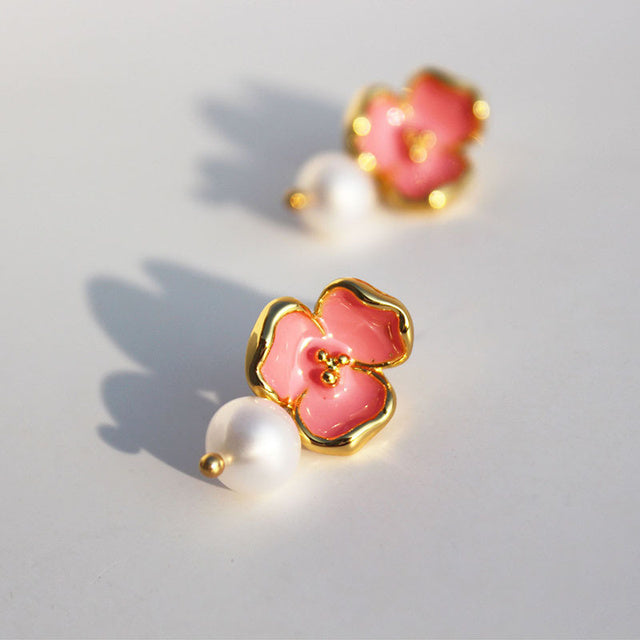 Feminine Herz-Ohrstecker in Gold, zart gearbeitet mit kleinen Kristallen, wunderschönes Accessoire.
