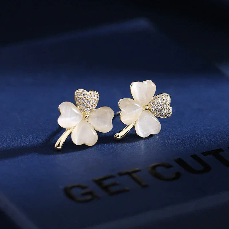 Vergoldete Damen Kleeblatt-Ohrringe als Glücksbringer. Eleganter Symbolschmuck für Hoffnung und Stil.