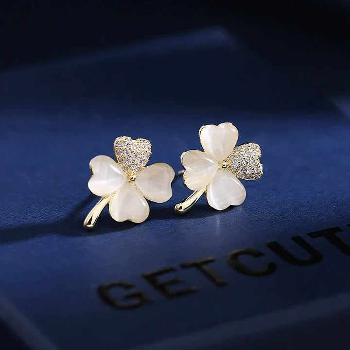 Vergoldete Damen Kleeblatt-Ohrringe als Glücksbringer. Eleganter Symbolschmuck für Hoffnung und Stil.